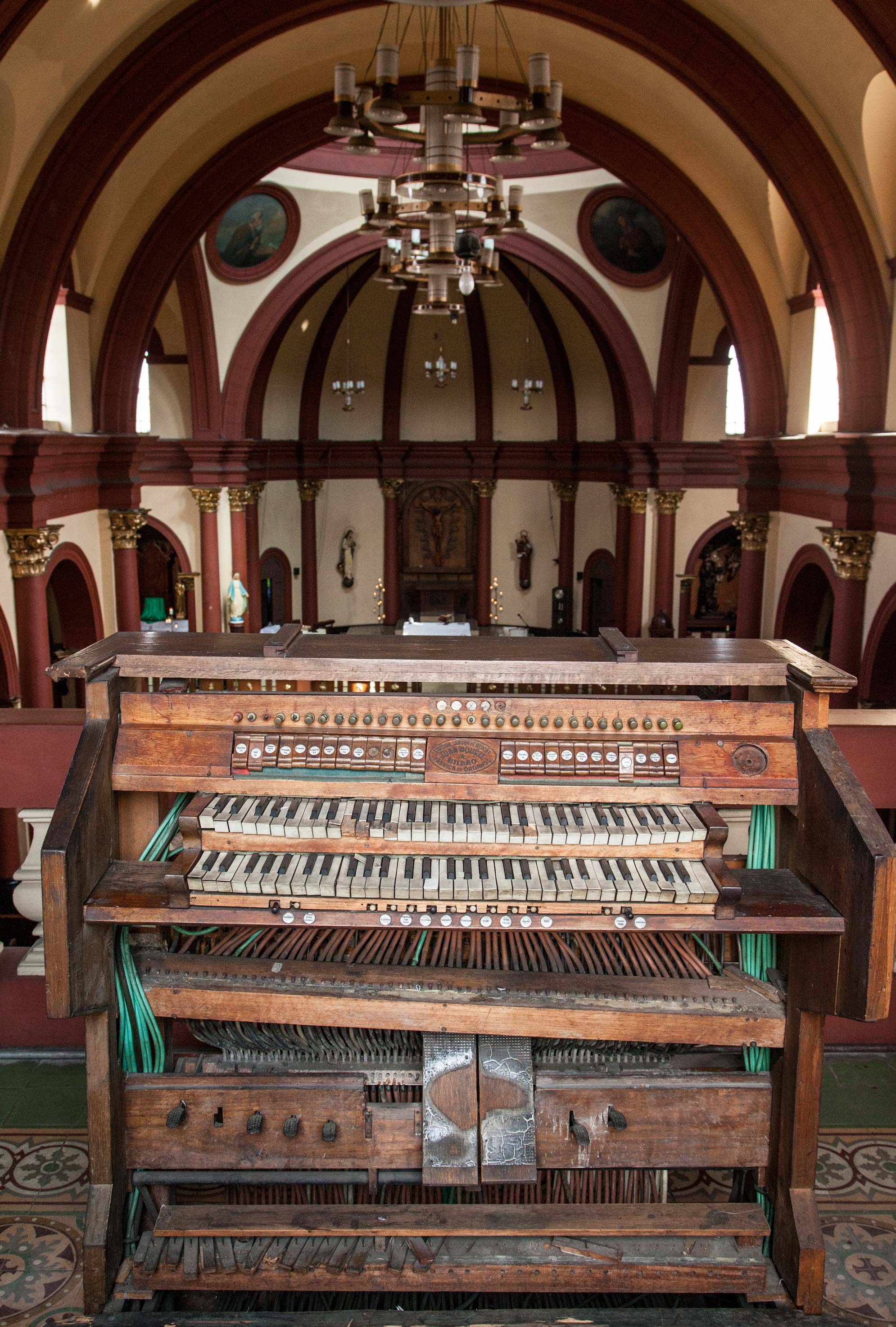 Teclado y pedalero, órgano de la Iglesia de San Antonio