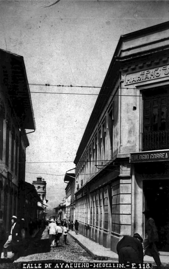 Calle Ayacucho. Una calle larga con múltiples escenarios