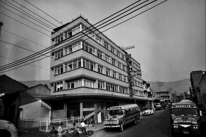 Calle Ayacucho. Una calle larga con múltiples escenarios